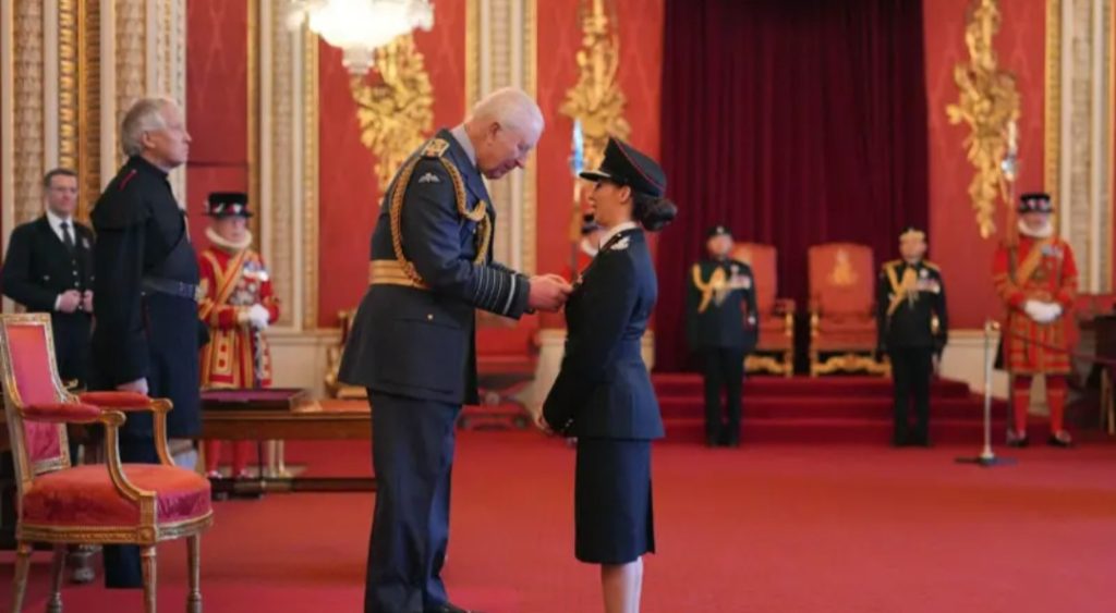Sabrina Cohen-Hatton saat menerima bintang jasa dari Raja Charles III (Foto: Dok. PA Media)