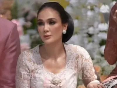 Luna Maya menjalani prosesi siraman. Foto : YouTube/TS media