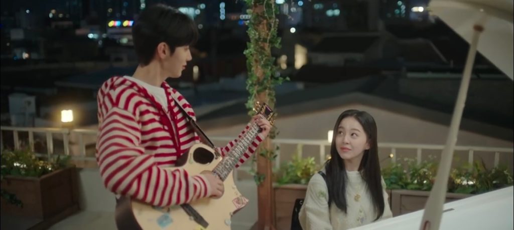 Setelah piano diperbaiki, keduanya bermain musik bersama (Foto: Dok. Netflix)