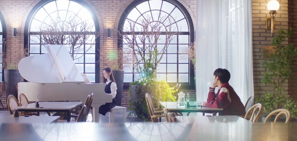 Sa Gye saat mengetahui kemampuan bermain piano Kim Bom (Foto: Dok. Netflix)