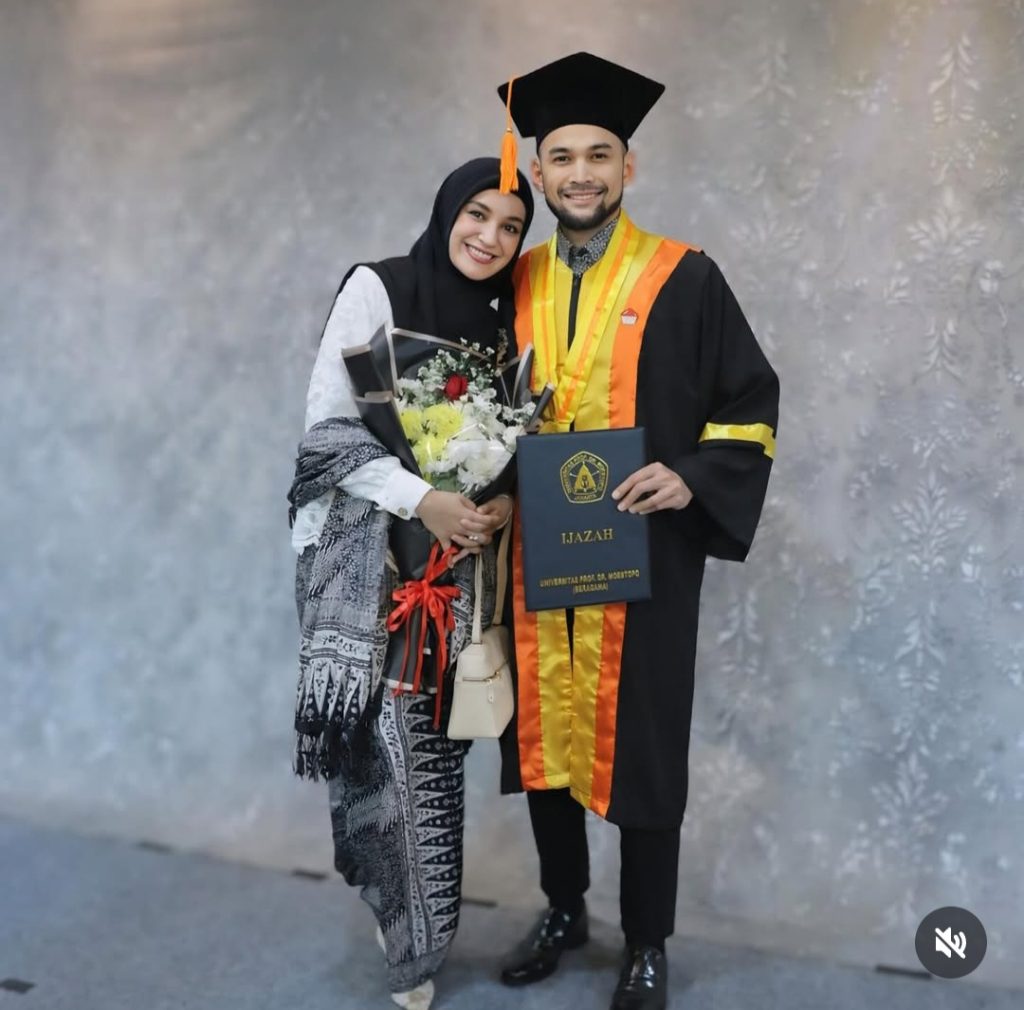 Keduanya berfoto usai wisuda (Foto: Instagram/shireensungkar)