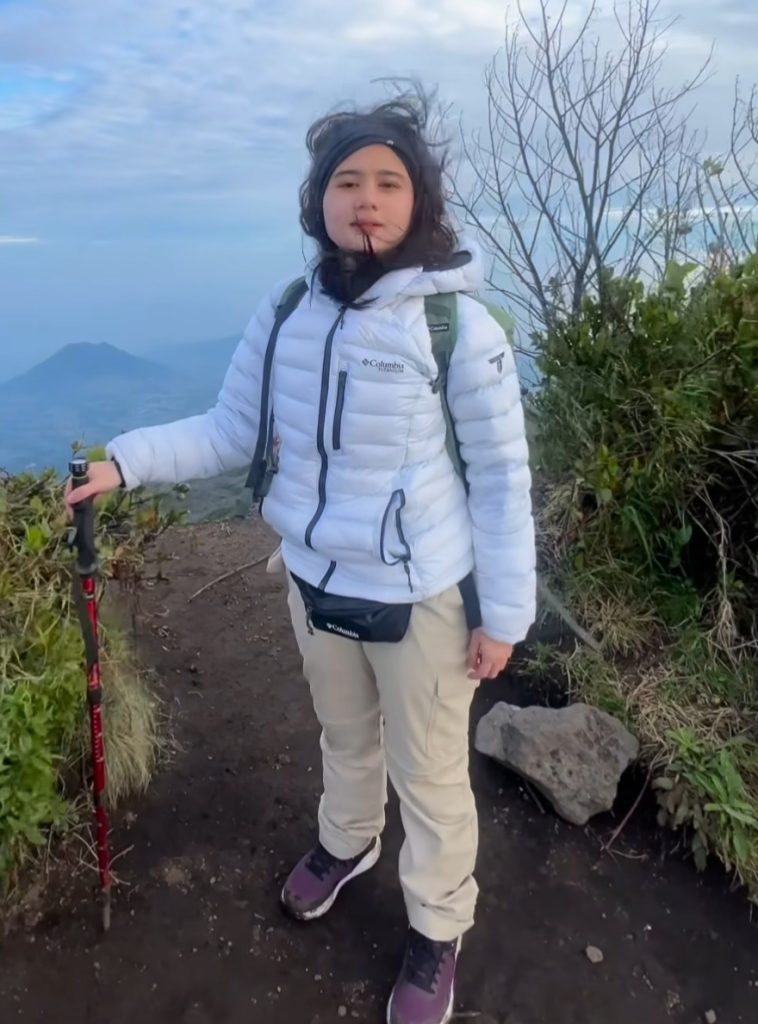 Tetap terlihat cantik walau sedang mendaki (Foto: Instagram/tissabiani)
