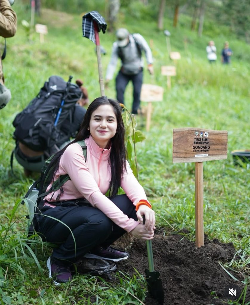 Lakukan aksi cinta alam sambil mendaki gunung (Foto: Instagram/tissabiani)