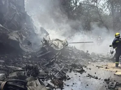 Bangkai pesawat Air India hancur setelah jatuh dan meledak. Foto : Istimewa