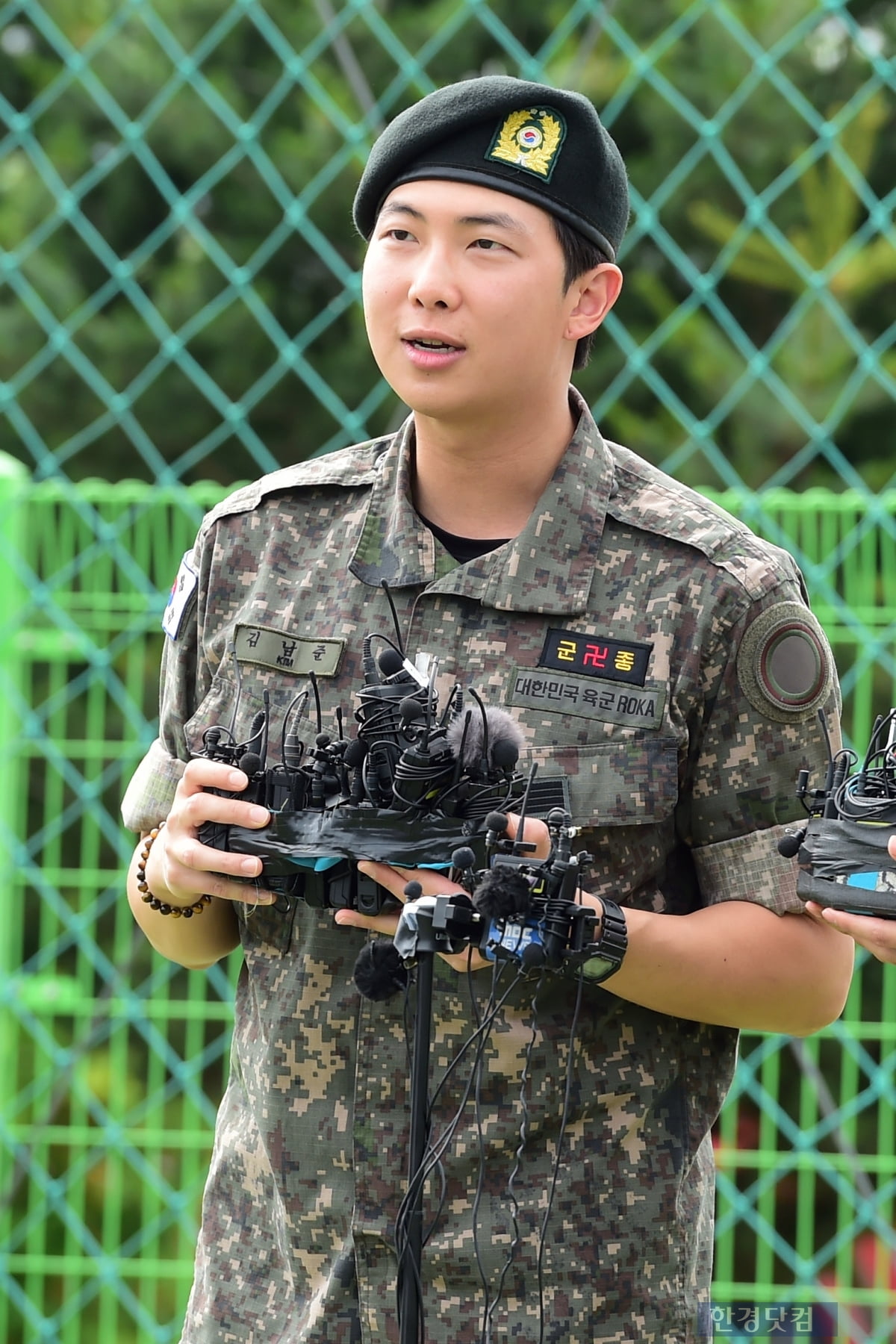 RM BTS memberikan pidato setelah selesai wamil. Foto: Dok. Hankyung