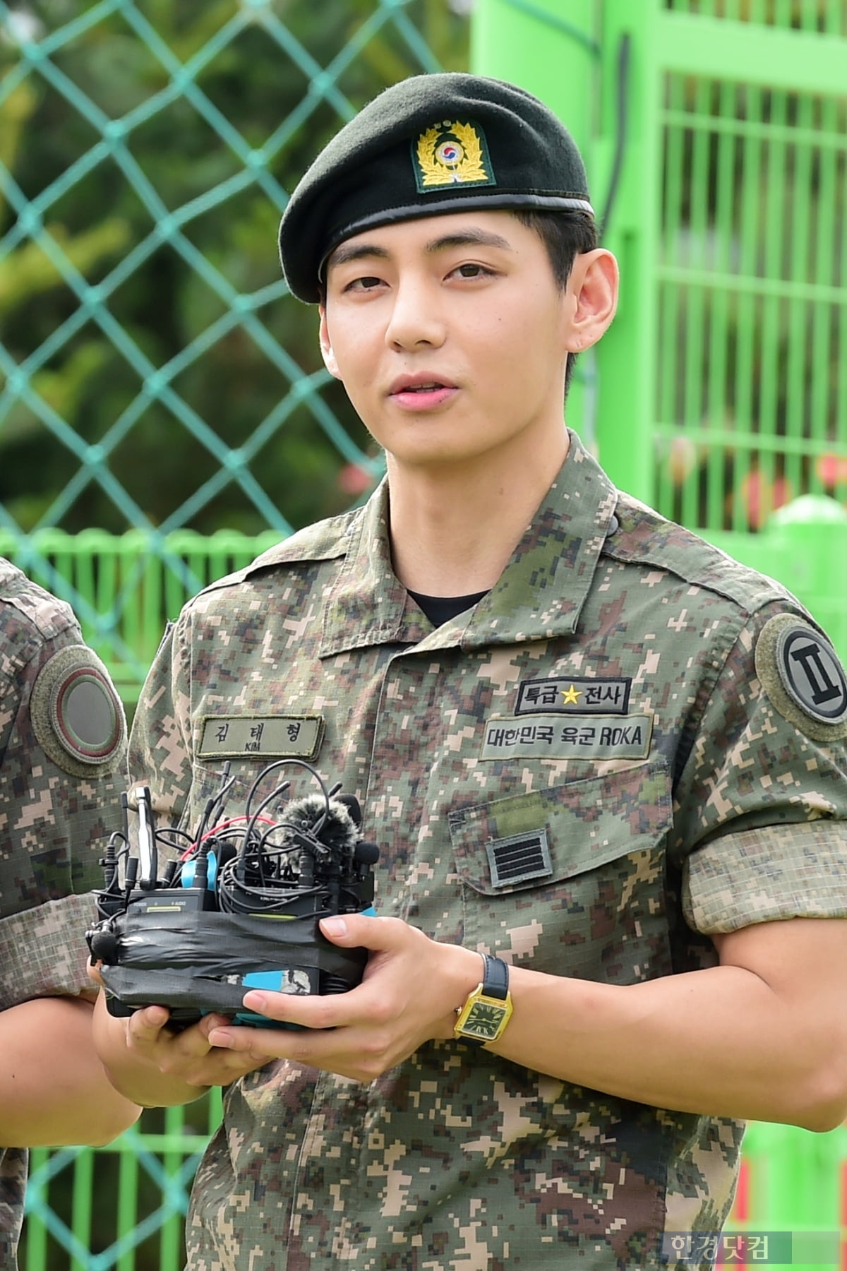 V BTS resmi selesai wajib militer. Foto: Dok. Hankyung