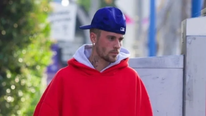 Pakai Penyangga Lutut, Justin Bieber Alami Cedera Misterius