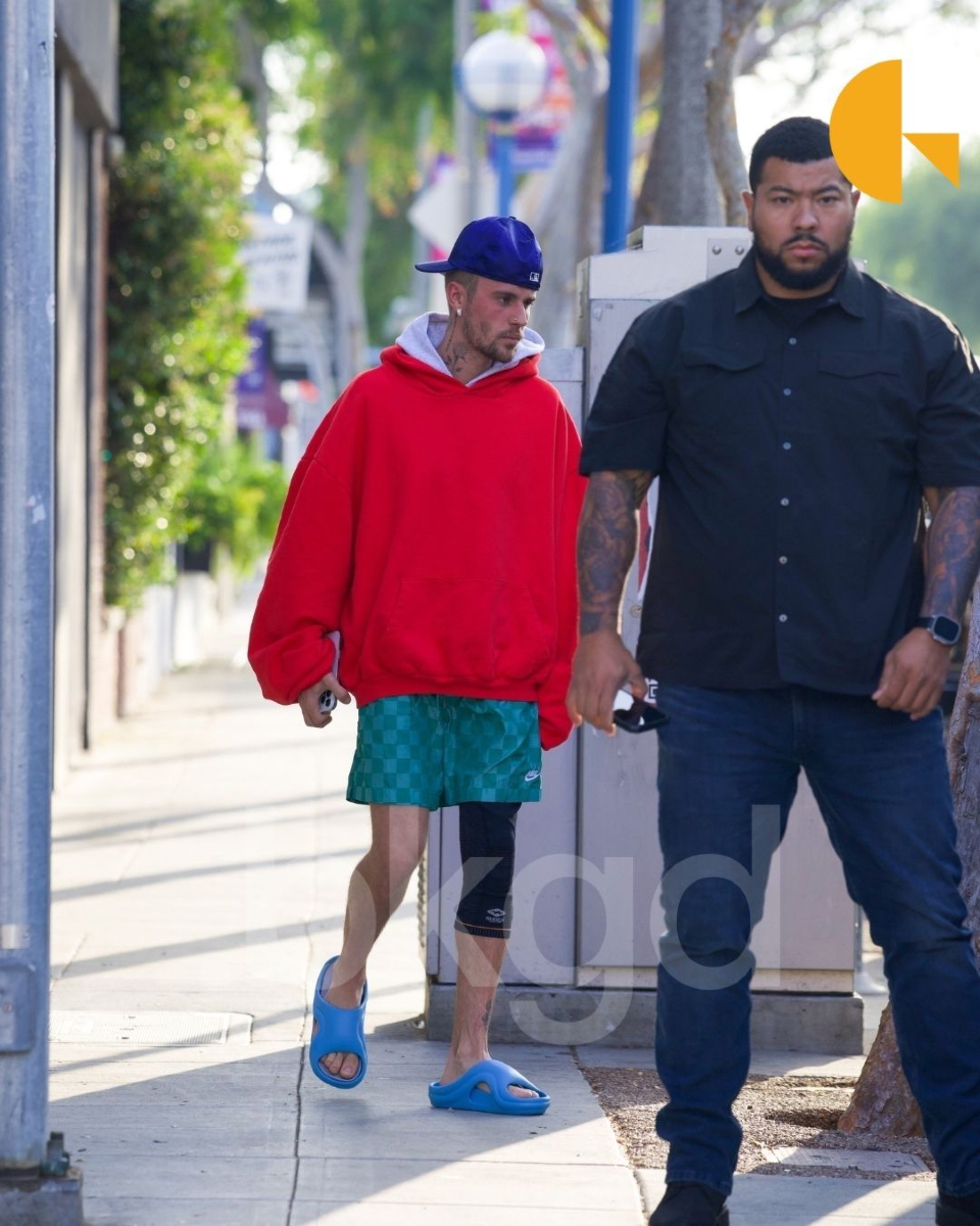 Justin memakai penyangga lutut. Foto: Dok. Instagram @backgrid_usa