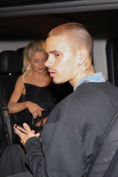 Romeo, anak kedua David Beckham naik mobil bersama Caroline Daur. Foto : Nassou.fr