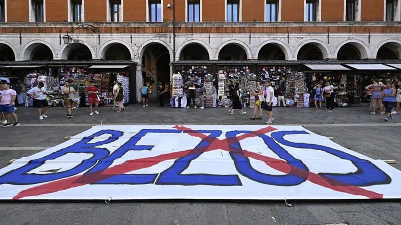 Aktivis Venesia memprotes pernikahan Jeff Bezos. Foto : Getty Images