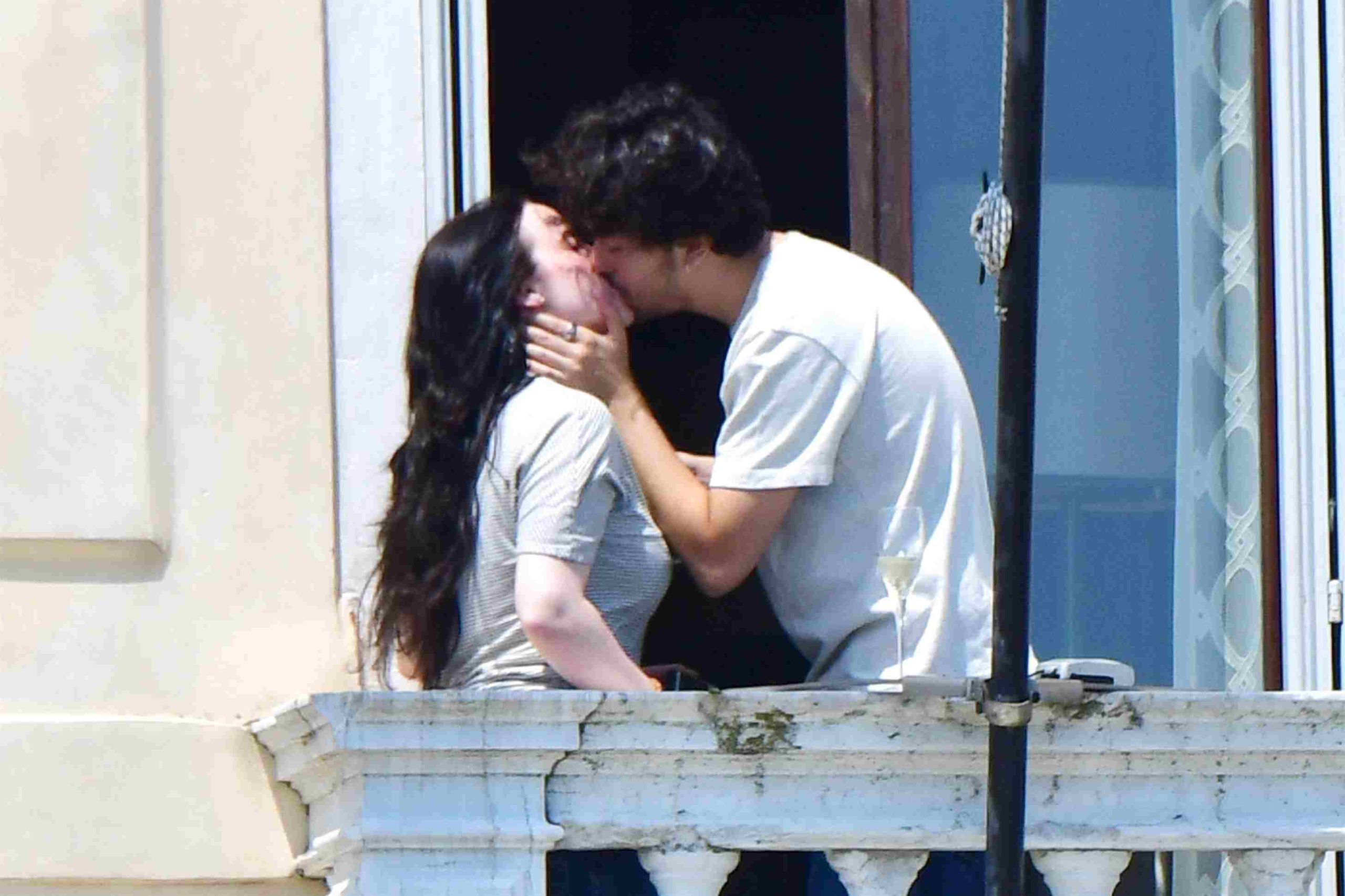 Ciuman mesra Billie Eilish dan Nat Wolff. Foto : Istimewa
