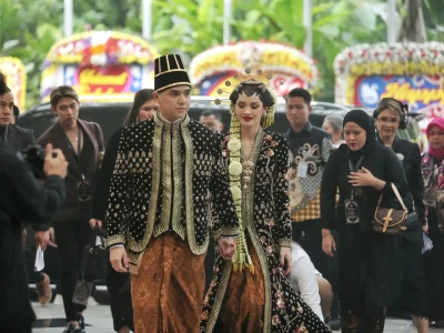 Al Ghazali dan Alyssa Daguise tiba di acara Ngunduh Mantu. (Foto: Nyata/Reza)