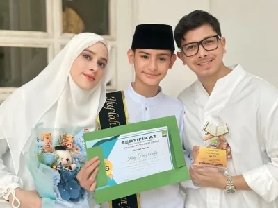 Potret bahagia Fairuz A. Rafiq dan Sonny Septian serta anak mereka. Foto : Instagram/sonnyseptian