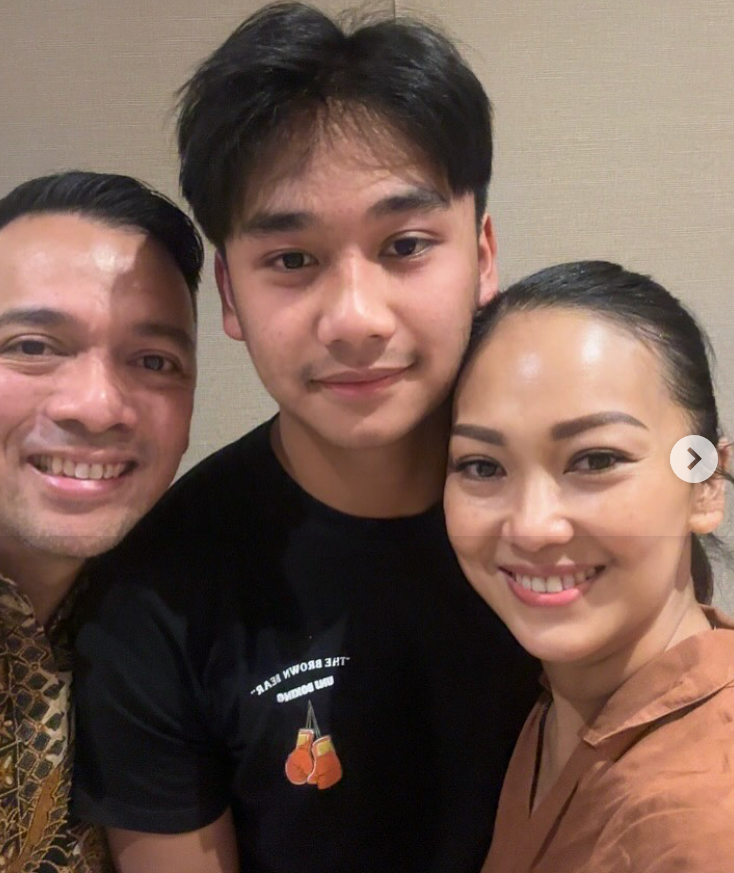 Nola Be3 bersama suami dan anaknya. Foto : Instagram/riafinola