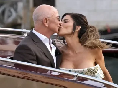 Jeff Bezos dan Lauren Sanchez berbagi ciuman romantis di tengah rangkaian acara pernikahan. AP/Luca Bruno