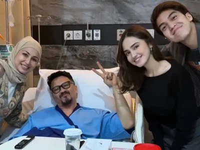 Ferry Maryadi dikunjungi El Rumi dan Syifa Hadju di rumah sakit setelah jatuh di kamar mandi. Foto : Instagram/syifahadju