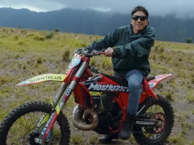 Desta mengalami kecelakaan motor di Lombok. Foto : Instagram/desta80s