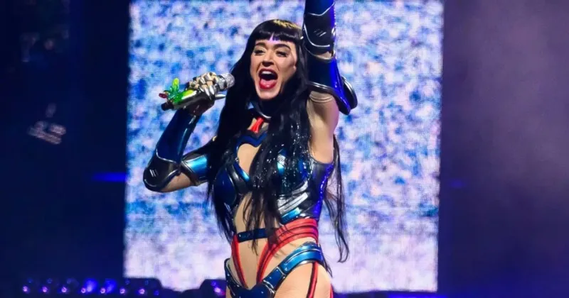 Detik-detik Penggemar Nekat Ganggu Konser Katy Perry di Sydney