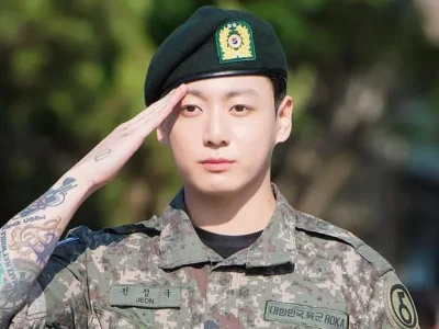 Jungkook BTS saat menyelesaikan wamil. Foto: Dok. Top Star News