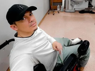 Irwansyah memperlihatkan kaki kirinya diperban sembari duduk di atas kursi roda. Foto : Instagram/irwansyah_15