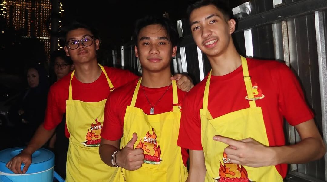 Bevan Putra (tengah), anak Nola B3 membuka sebuah warung sate. Foto : Instagram/bevan.putera