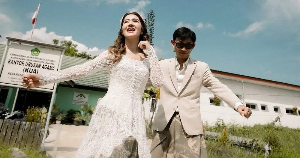 Resmi Menikah, Intip Kemesraan Yono Bakrie dan Vini Caroline Selama Pacaran