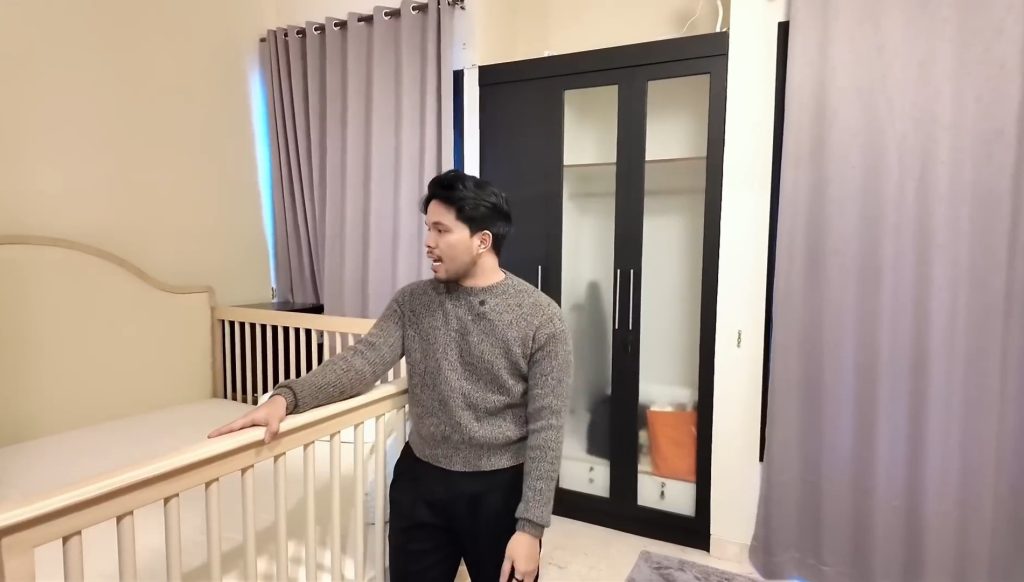 Kasur yang sengaja dibuat besar (Foto: YouTube)