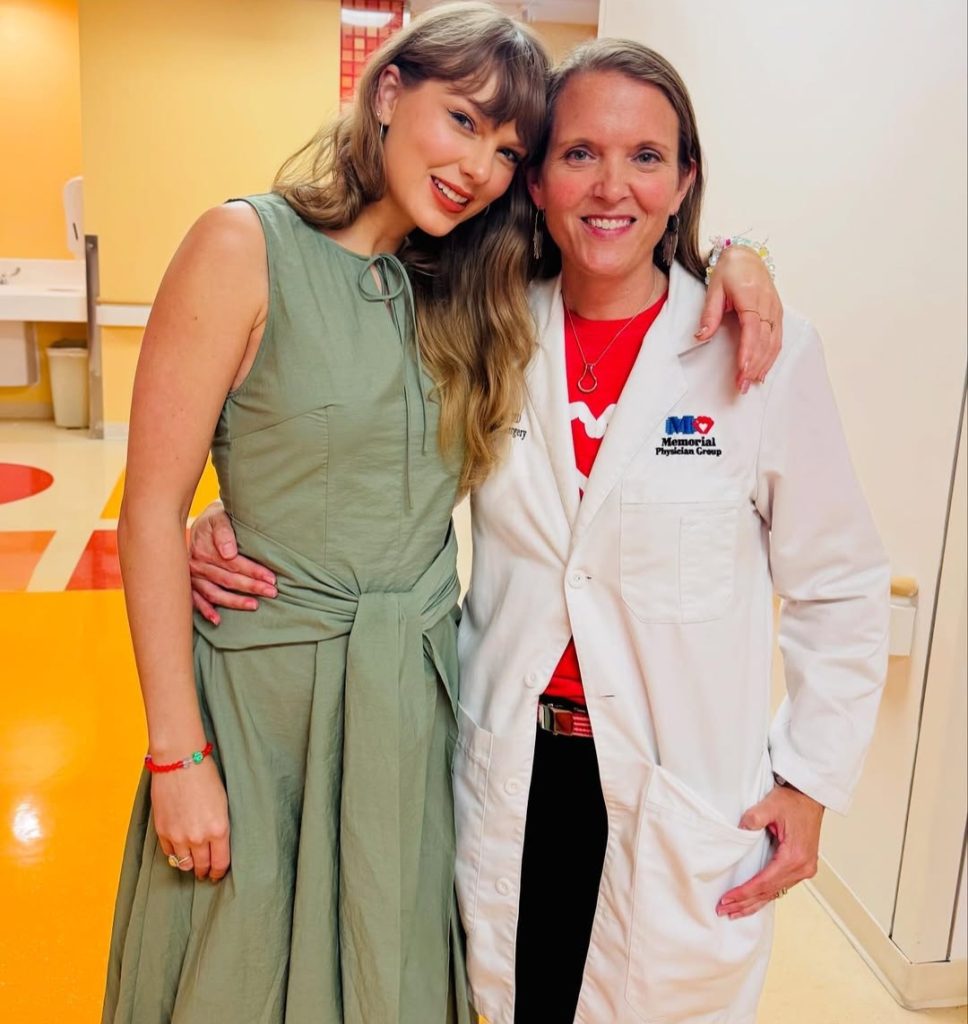 Bersama dengan salah satu staf Joe DiMaggio Children’s Hospital (Foto: Instagram/jillywhitehouse)