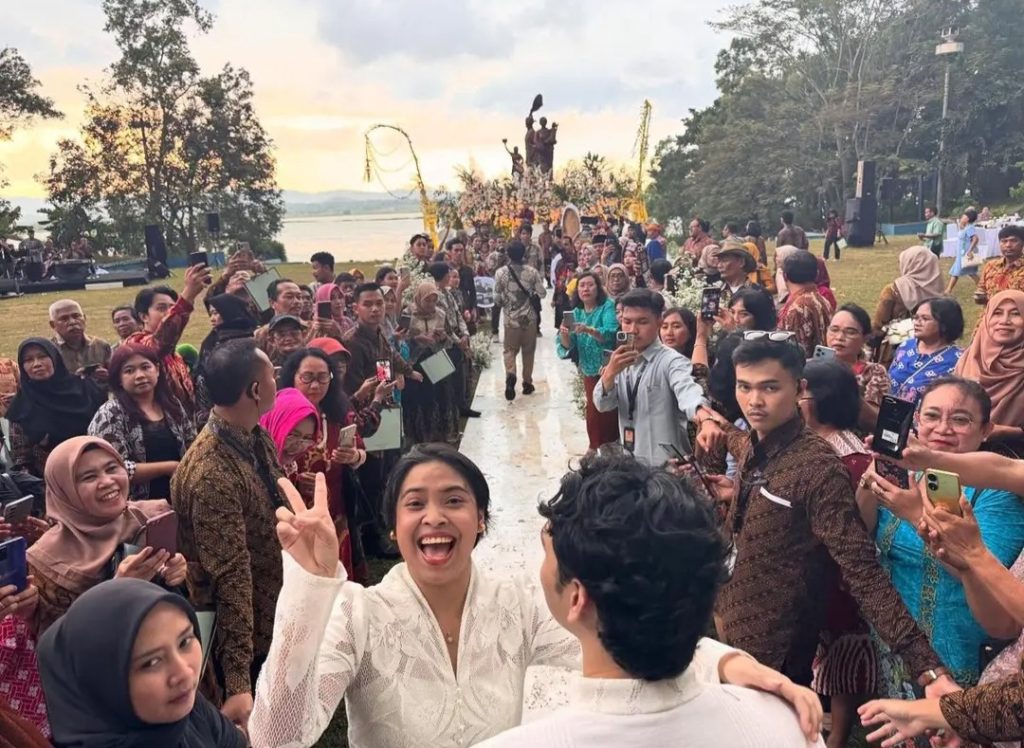 Diadakan outdoor dengan banyak undangan (Foto: Instagram/lansbarahmantyo)