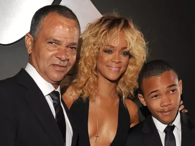 Rihanna bersama ayahnya, Ronald, dan adiknya, Rajad. Foto: Dok. Lester Cohen/Wire Image