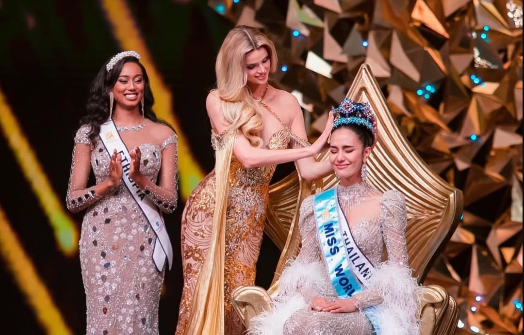 Opal Suchata menerima mahkota dari Miss World 2024. Foto: Dok. Instagram @krystyna_pyszko