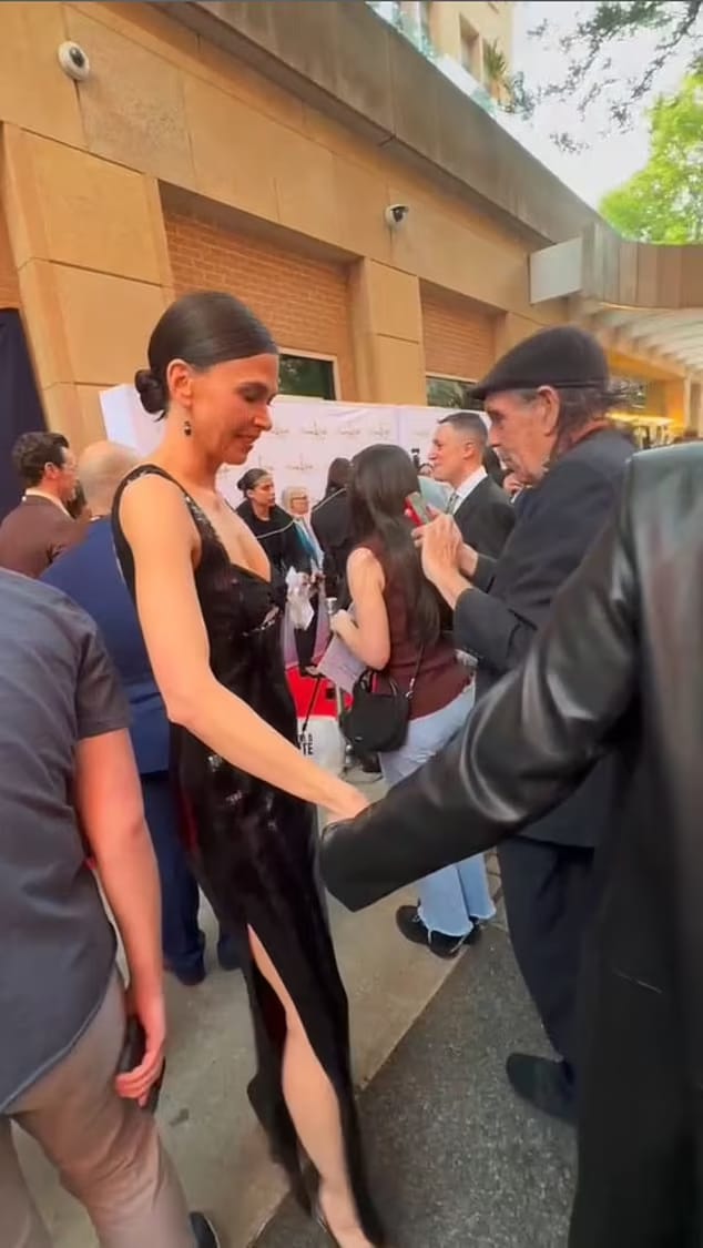 Sutton Foster menjauh dari kumpulan wartawan. Foto: Dok. Daily Mail