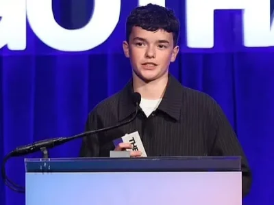 Owen Cooper memberikan pidato kemenangan di Gotham TV Awards 2025. Foto: Dok. Getty Images via Daily Mail