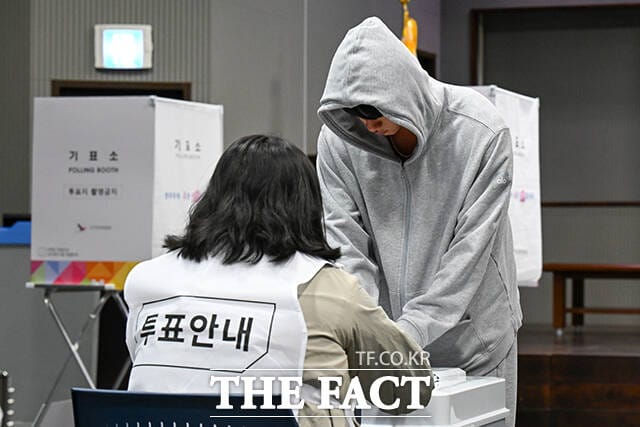 Gaya santai Jin BTS saat coblosan. Foto: Dok. The Fact