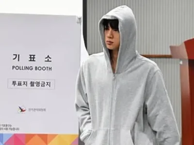 Jin BTS di TPS, memberikan suara untuk pemilihan presiden. Foto: Dok. The Fact