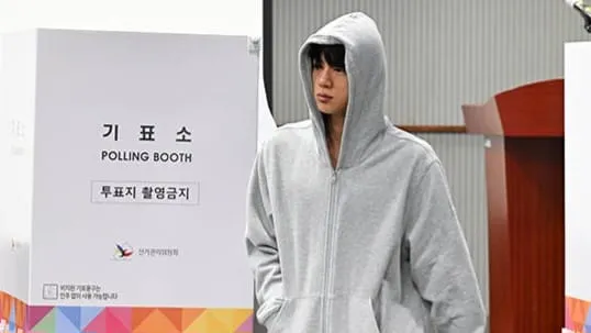 Gaya Nyoblos Jin BTS: Hoodie, No Makeup Tapi Tetap Tampan