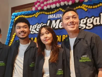 Kristo Immanuel (dua dari kiri) debut sebagai sutradara di film 'Tinggal Meninggal'. (Foto: Agnes/Nyata)