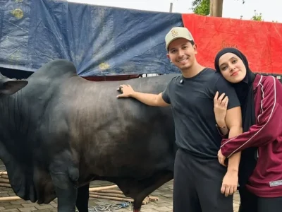 Sonny Septian dan Fairuz A Rafiq bersama sapi kurbannya yang bernama Kahfi. Foto: Dok. Instagram @sonnyspetian