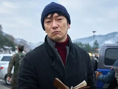 Son Suk Ku sebagai Kim Han Saem di 'Nine Puzzles'. Foto: Dok. X @DisneyPlusKR