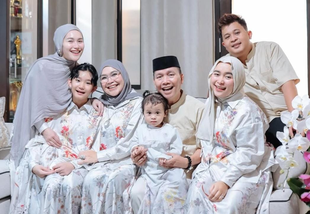 Gaya keluarga Ayu Ting Ting saat Idul Adha 2025. Foto: Dok. Instagram @ayutingting92