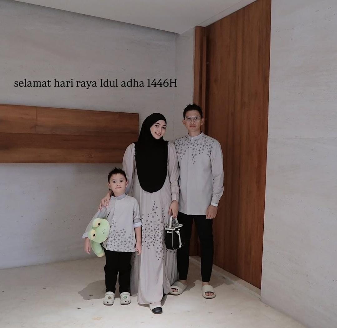 Gaya kompak keluarga artis Citra Kirana dan Rezky Aditya saat rayakan Idul Adha 2025. Foto: Dok. Instagram @citraciki