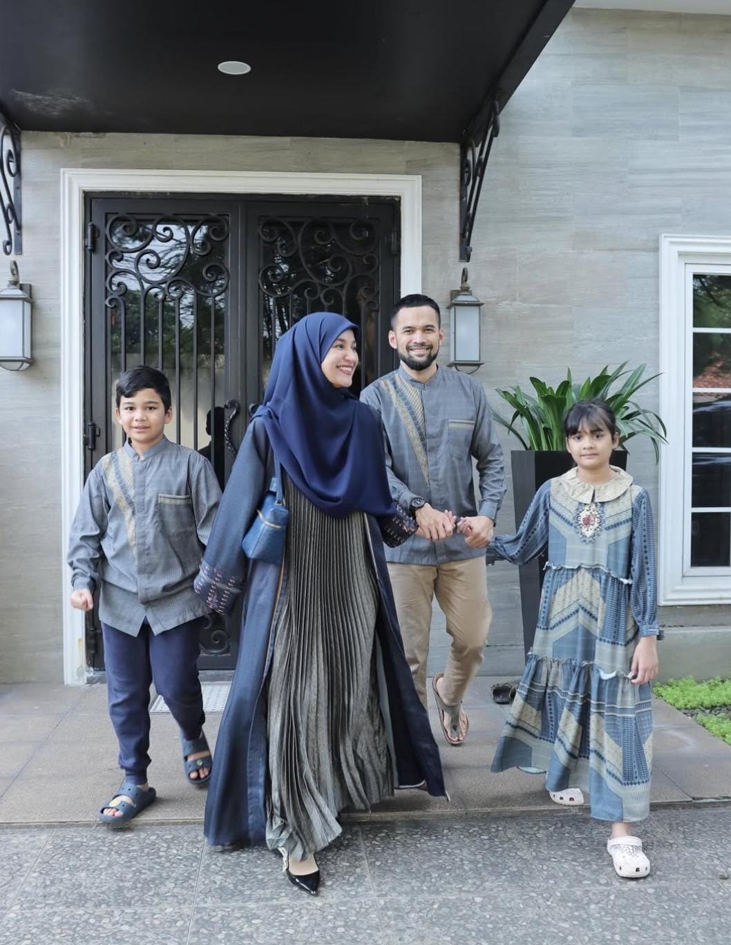 Shireen Sungkar dan keluarga tampil serba biru. Foto: Dok. Instagram @shireensungkar