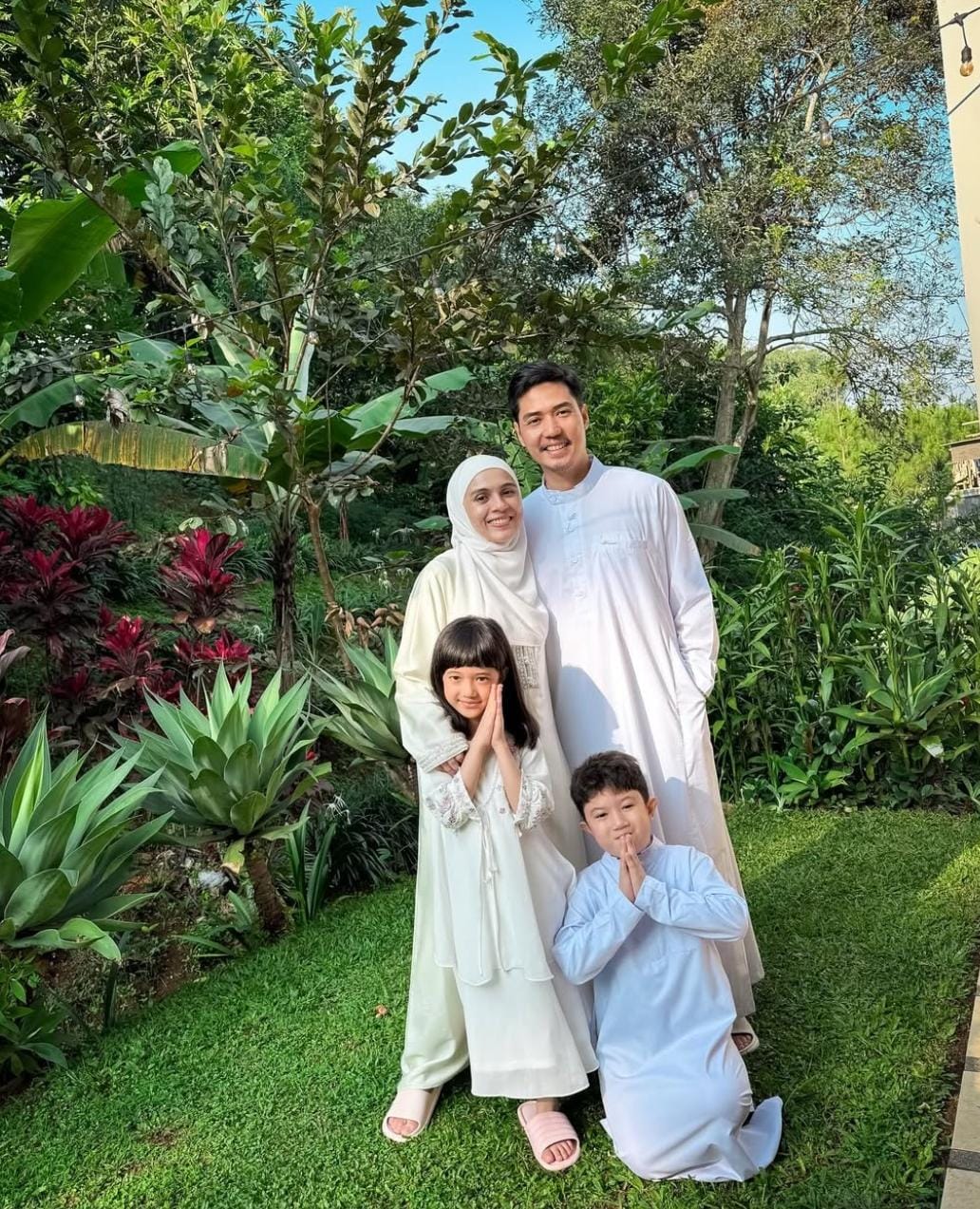 Keluarga Nycta Gina pilih busana sarimbit berwarna putih. Foto: Dok. Instagram @missnyctagina