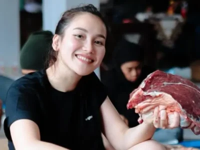 Ayu Ting Ting ikut memotong daging kurban. Foto: Dok. Instagram @ayutingting92