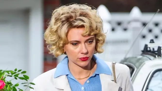 Gaya Baru Scarlett Johansson, Rambut Curly Bob Ala Marilyn Monroe