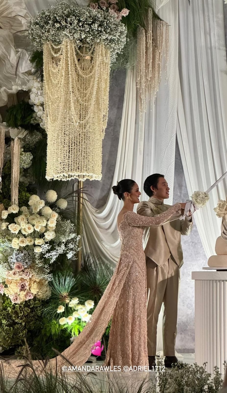 Amanda Rawles dan Adriel Susanteo potong kue saat resepsi. Foto: Dok. Instagram @taradermawan
