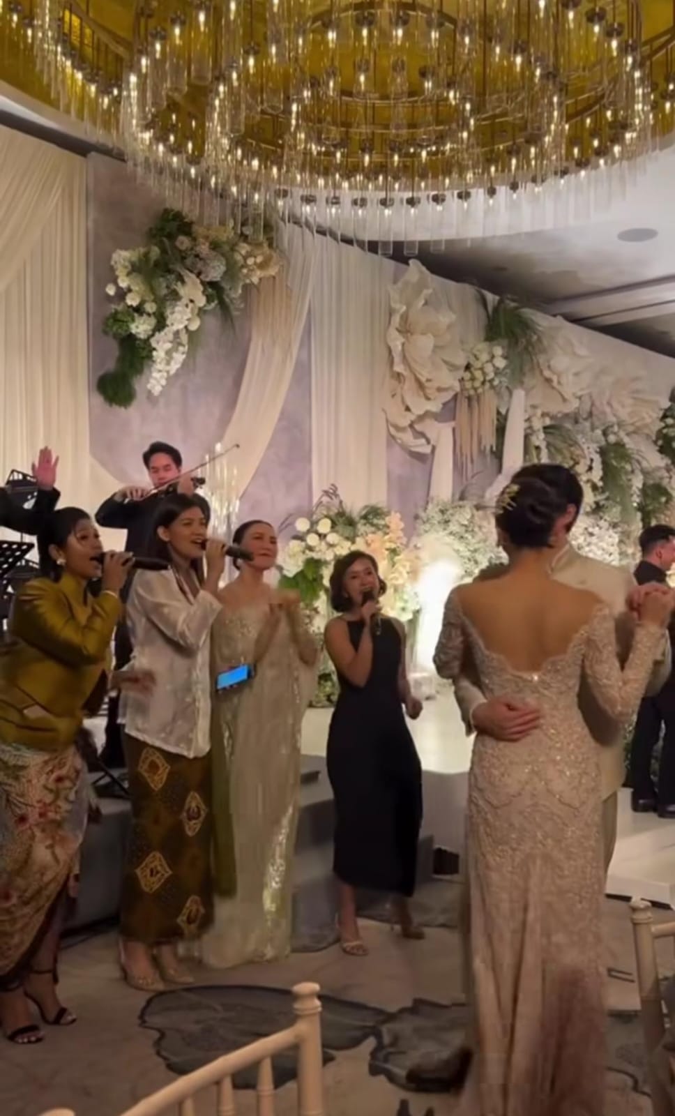 Widi Mulia dan beberapa tamu lain menyumbangkan lagu. Foto: Dok. Instagram @widimulia