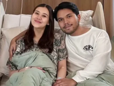 Thariq Halilintar dan Aaliyah Massaid menyambut kelahiran anak pertama. Foto: Dok. Instagram @aurelie.hermansyah