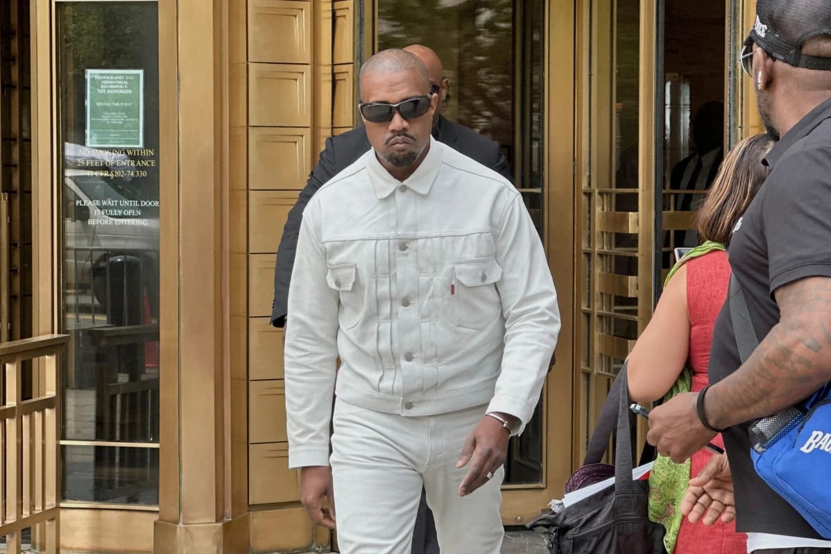 Kanye West menghadiri sidang Diddy di Manhattan. Foto: Dok. Michael R. Sisak/AP)