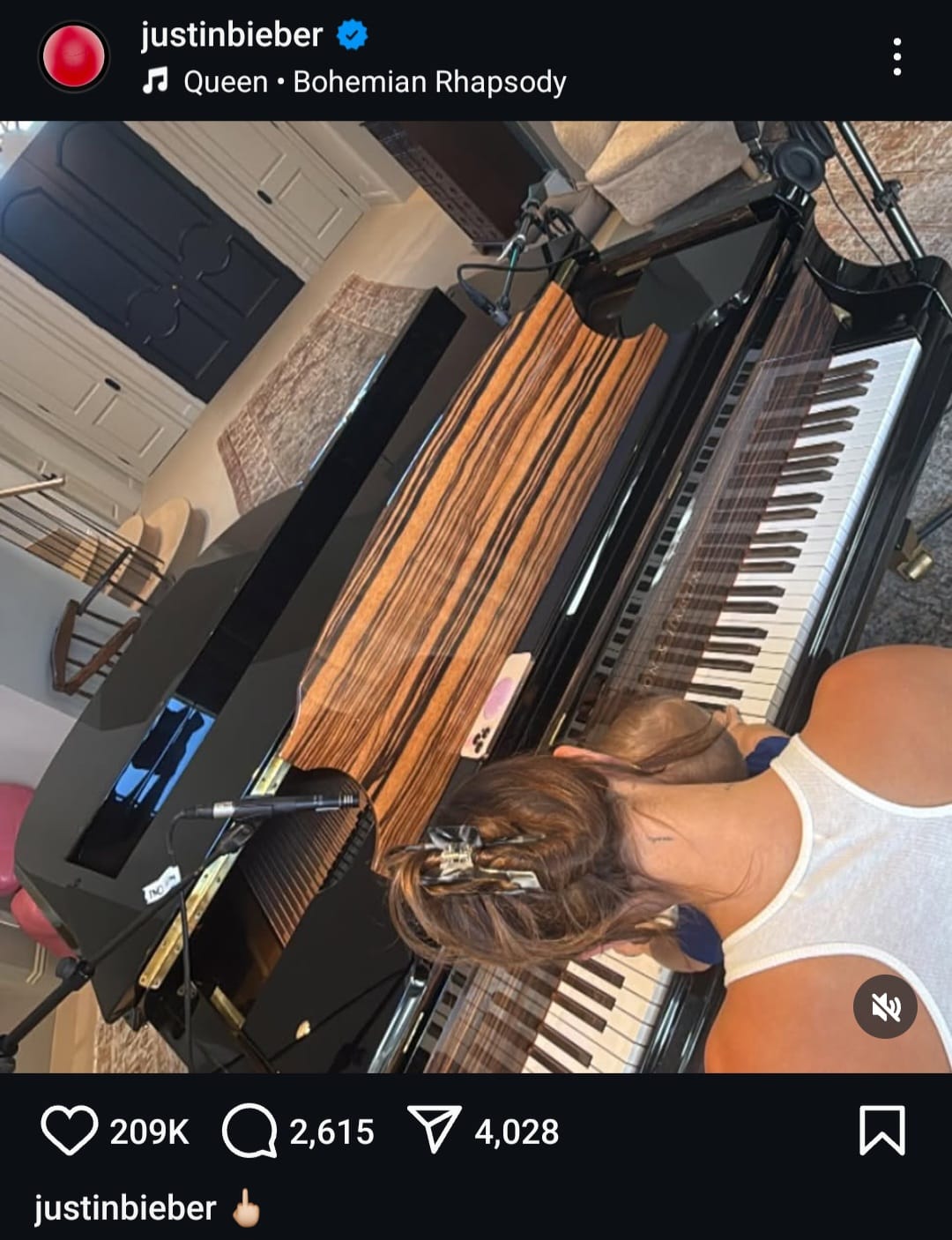 Hailey dan putranya, Jack, bermain piano. Foto: Dok. Instagram @justinbieber
